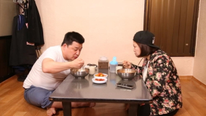윤정수 고향 방문한 김숙 “다른 여자랑 온 적 있지?” 추궁