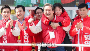 “‘김무성!’ 하면 ‘대통령!’ 외쳐주세요”하자 김무성 표정이…