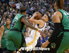 [NBA 이 순간] 스테판 커리 “오늘 안 풀리네”