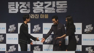 [쿠키영상] ‘탐정 홍길동’ 감독 “이제훈-김성균 너무 가까워 보기 안 좋아”...‘감독이 질투하는 겨?’