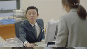 [쿠키영상] 유아인 “다음 고객님~”, 원칙주의자 은행원 ‘엄홍식’으로 태후 카메오...송혜교 생일선물