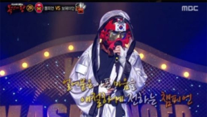 ‘복면가왕’ 챔피언, 애절한 무대 소화… 관중들, ‘복면가왕’ 챔피언에 환호