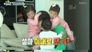 ‘슈퍼맨’ 이동욱, 설-수아 쌍둥이+대박이까지 한 품에 ‘번쩍’