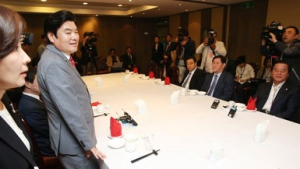 與 원내대표 선거 3파전…정진석-김광림 손 잡았다