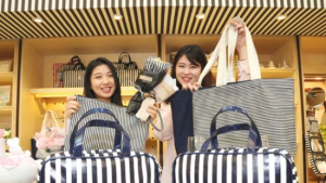 AK플라자, ‘스트라이프’ 패턴 활용 디자인 매장 오픈