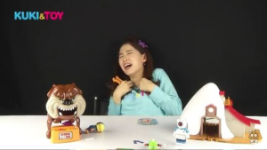 [쿠키토이] 심장이 쫄깃해지는 티나의 '쉿! 개조심' 놀이...'자는 개를 깨우지 마세요~'
