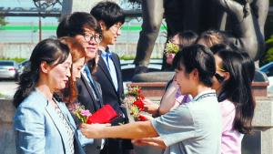 스승의 날 맞은 학부모들, ‘김영란법’에 한시름… “4만9999원짜리 선물 어디 없나요”