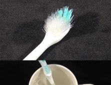[쿠키영상] 칫솔모가 벌어진 칫솔, 원래대로 되돌리는 방법!