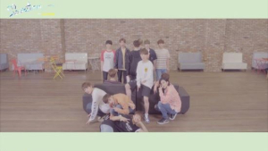 세븐틴 ‘예쁘다’ 유튜브 400만 조회수 돌파… 감사 안무 영상 공개
