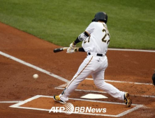 [MLB 이 순간] 강정호 “쳤습니다”