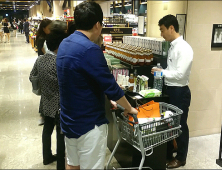 “수세미쿨365 맛보고 가세요~”… 참든건강과학, 갤러리아百서 시음행사