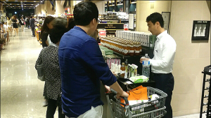 “수세미쿨365 맛보고 가세요~”… 참든건강과학, 갤러리아百서 시음행사