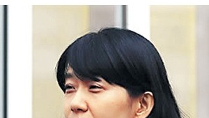 한강 “지금까지처럼 조용히 방에 숨어서 글 쓰고 싶다”