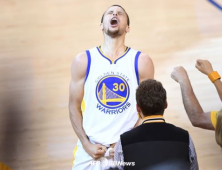 [NBA 이 순간] 커리 “우리가 무릎 꿇은 건 추진력을 얻기 위함이었다”