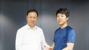 블랙야크, 강도 피의자 제압한 직원에 공로패