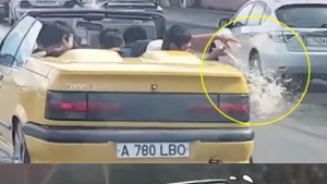 [쿠키영상] 오픈카 물 빼는 웃픈 10대들