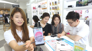LG유플러스, 갤럭시 노트7 출시 기념 전국 50개 매장서 캘리그라피 행사 진행