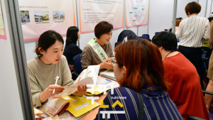 경력단절 여성·취업준비 여대생 일자리 찾기 삼매경…‘서울시 여성 일자리 박람회’ 열려