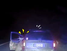 [쿠키영상] 로드킬 당할 뻔한 사슴, 차량 습격 분노의 복수!