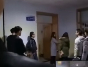 [쿠키영상] 지각한 벌로 서로를 향해 뺨따귀를? 몰지각한 중국 교수 해임