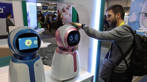 ‘CES 2017’에 전시된 로봇을 바라보고 있는 관람객