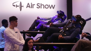 세계 최대 가전박람회 ‘CES 2017’ 가상체험 하는 사람들
