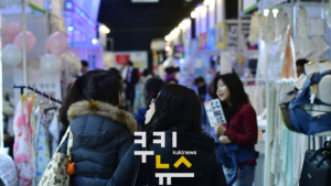서베키를 둘러보는 관람객