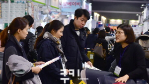 육아의 필수품, 유모차 구경하는 고르는 서울베이비키즈페어 관람객
