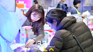 서베키에서 다양한 영양제 추천받는 관람객