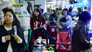 전시장을 둘러보는 서베키 관람객