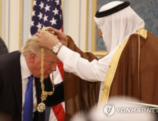 트럼프, 오바마에 ‘허리굽혔다’ 비판하더니…고개만 ‘까딱’