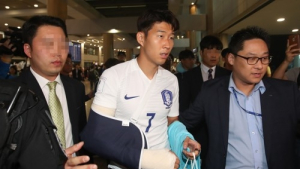 오른팔 골절상 손흥민, 귀국 직후 병원으로 이동