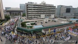 질서유지된 美대사관 포위 행진…경찰 차분·주최 측 준법