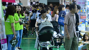 '제19회 서울베이비키즈페어' 전시장을 둘러보는 관람객들