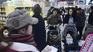 '제20회 서베키' 전시장 둘러보는 관람객들