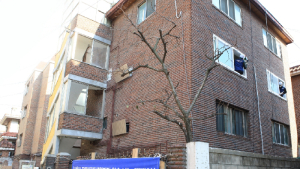 윈체, '창호 나눔캠페인' 1호 진행…장애인 가정에 창호 교체 지원