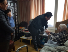 군산시 소룡동장, 관내 최고령 어르신 방문해 새해 인사드려