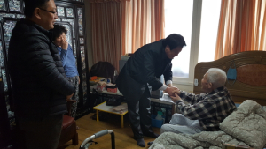 군산시 소룡동장, 관내 최고령 어르신 방문해 새해 인사드려