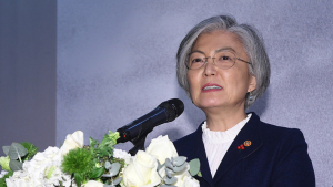 '자코메티 특별전 개막' 축하 인사하는 강경화 장관
