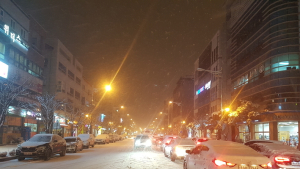 한파에 눈 폭탄 맞은 전주시내 도로