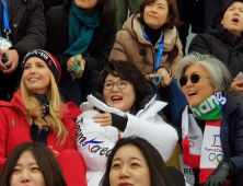 김정숙 여사·이방카, 올림픽 스노보드 경기장서 ‘셀카’…외교부 “양국 우정 확인”
