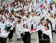 민주 “3·1절 촛불 정신으로 계승”…한국당 “文정권이 국정파탄”