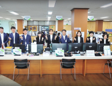 산뜻한 봄옷 갈아입은 군위 공무원