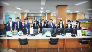 산뜻한 봄옷 갈아입은 군위 공무원