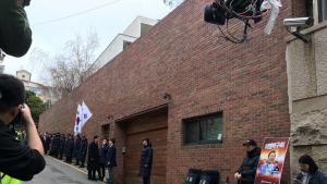 MB, 검찰 출석…박근혜 때와 대비되는 '차분한 현장'