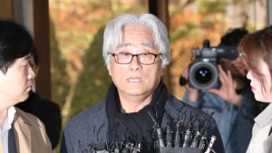 이윤택, 경찰 출석 “기자회견은 리허설 아닌 준비과정… 표정 연습 안 했다”