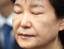 박근혜 대기업 강요 ‘有죄' ·직권남용 일부는 무죄