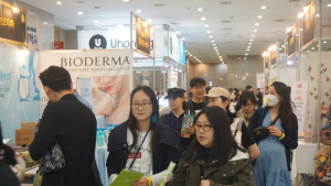 전시장을 둘러보는 사람들로 가득찬 '제3회 프리미엄 서베키'