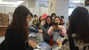 임신축하선물을 증정하는 '프리미엄 서베키'