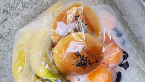 경산 주민센터에 과일꾸러미 100개 놓고 간 익명의 기부자
